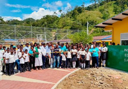 Estudiantes del Centro Educativo San Onofre en la entrega de la obra de mejoramiento