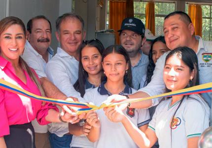 Estudiantes y representantes gubernamentales en la entrega de dotación escolar