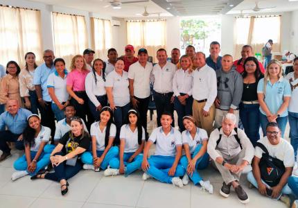 Estudiantes y representantes gubernamentales en la socialización del proyecto de mobiliarios