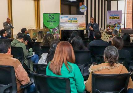 Funcionario de la FAO haciendo presentación de la campaña Productos con Sabor a Paz