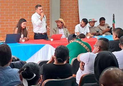 Firmantes del Acuerdo de Paz y comuneros indígenas en presentación de proyecto
