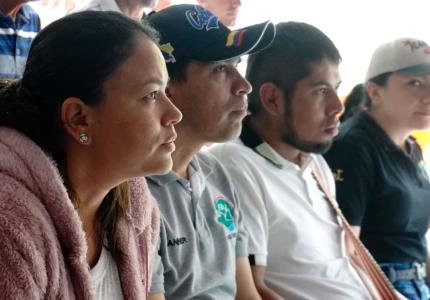 Comunidad en la socialización del avance de la obra.