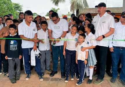 Estudiantes de colegio de Calamar cortando listón