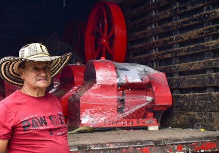 Cañicultor recibiendo maquinaria en Sardinata