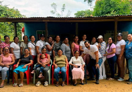 Mujeres de Tierralta frente a una casa azul