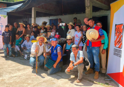 Comunidad Anamichú Pijao recibiendo apoyo tecnológico en el marco del proyecto “Sosteniendo la Paz”