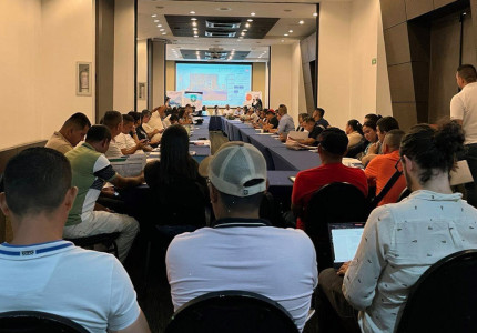 Personas en espacio de diálogo