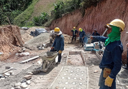 Obreros en construcción de placahuella