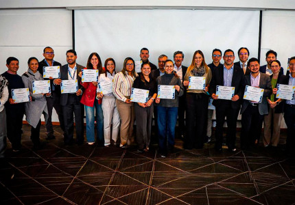 Empresarios recibiendo un diploma de reconocimiento