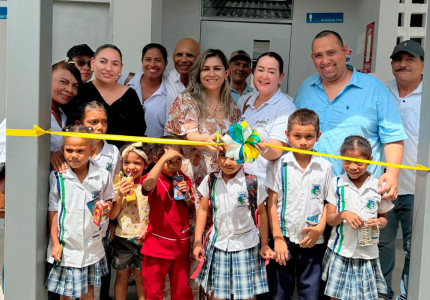 Funcionarios de la ART y estudiantes inaugurando una obra educativa