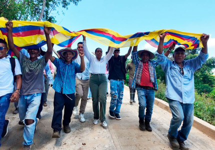 La ART entrega placa huella y alcantarilla que transforman la movilidad en la vereda El Callao