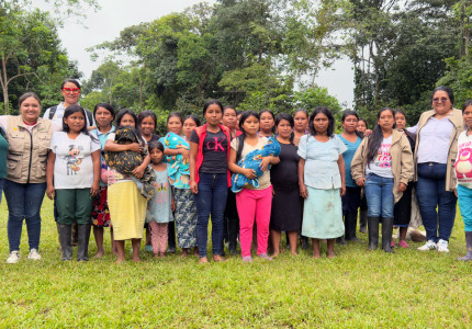 Mujeres del Pueblo Uwa en socialización del proyecto avícola