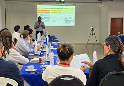 Personas participando en la sesión de la Mesa de Obras por Impuestos