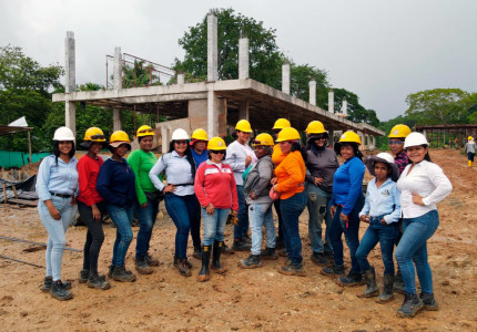 Mujeres de Chinulito en la construcción del mega colegio