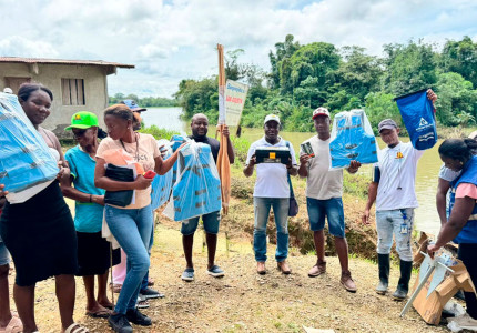 Comunidad de Sipí recibiendo implementos de la embarcación