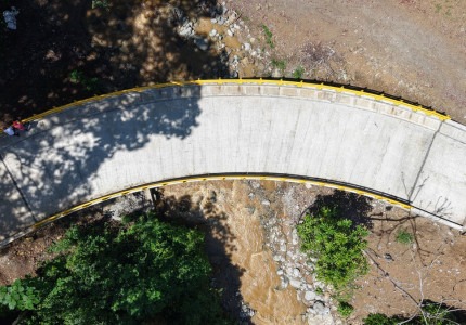 Fotografía aérea del puente construido