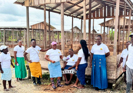 Mujeres y hombre afros en entrega de proyecto avícola