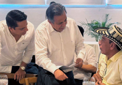 Director de la ART hablando con habitante del Sur de Córdoba