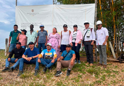 Comunidades de Miraflores junto a valla de inicio de construcción del polideportivo