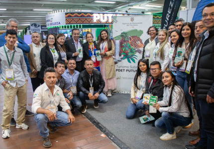 Funcionarios de la ART en la feria ANATO