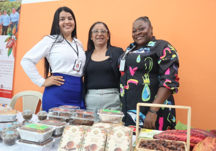 Mujeres cacaoteras vendiendo sus productos en feria