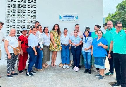 Comunidades y funcionarios ART en entrega de caseta comunal