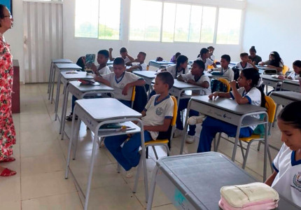 Estudiantes en salón de colegio en Tierralta