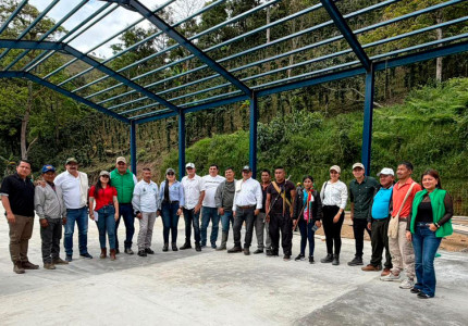 Servidores públicos y comunidad de la vereda revisando el avance de la obra