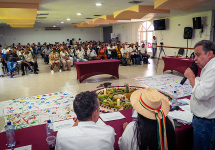 Director de la ART hablando a comunidades de Pacífico y Frontera Nariñense