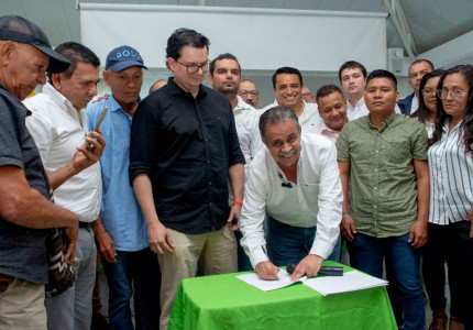 Director de la ART firmando la actualización del PATR del Sur de Córdoba