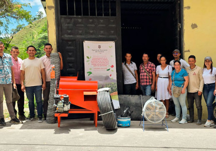 Agricultores de El Carmen recibiendo maquinaria