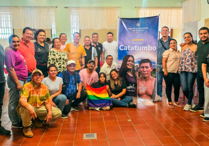 Funcionarios de la ART con integrantes de las Mesas Comunitarias de Catatumbo