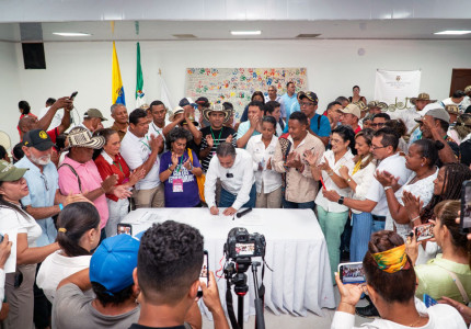 Director de la ART firmando la actualización del PATR en compañía de las comunidades de Montes de María
