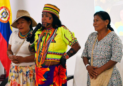 Parteras tradicionales hablando en la presentación de la caracterización