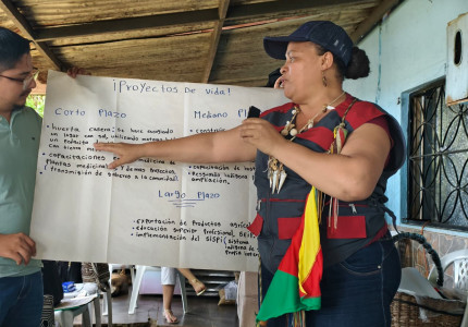 Mujer exponiendo proyecto de vida