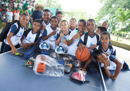 Estudiantes de Acandí recibiendo dotación deportiva