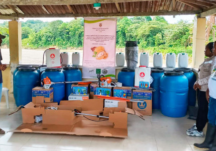 Agricultores de cacao de Guapi recibiendo dotación
