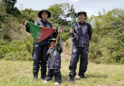 Hombre, mujer y niño de guardia indígena
