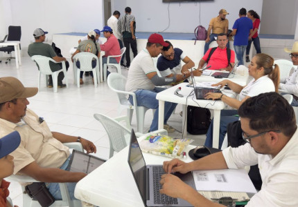 Apicultores participando en caracterización