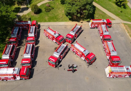 Carros de bomberos formando las letras O X I