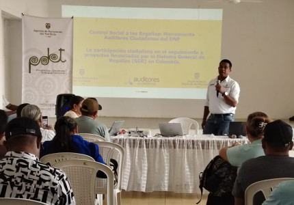 Funcionario de la ART dando capacitación a los integrantes de las Mesas comunitarias de los Montes de María