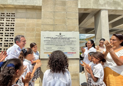 Director de la ART inaugurando el nuevo colegio