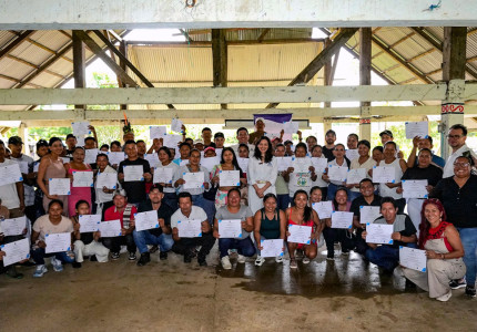Comunidades indígenas del Guaviare recibiendo diploma
