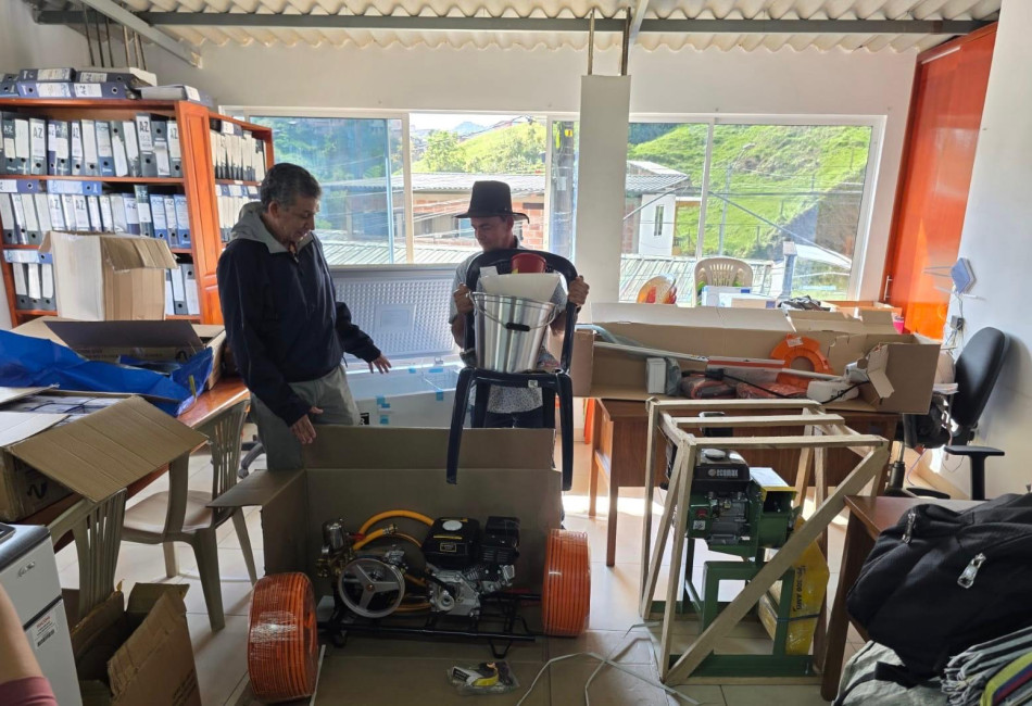 Agricultores de Anorí con equipos y herramientas entregados