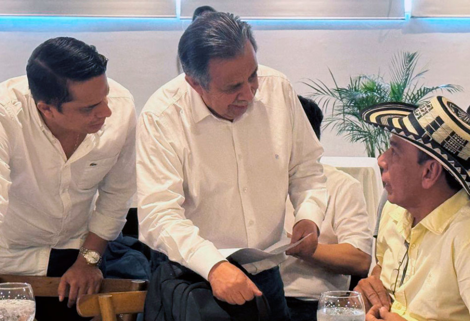 Director de la ART hablando con habitante del Sur de Córdoba