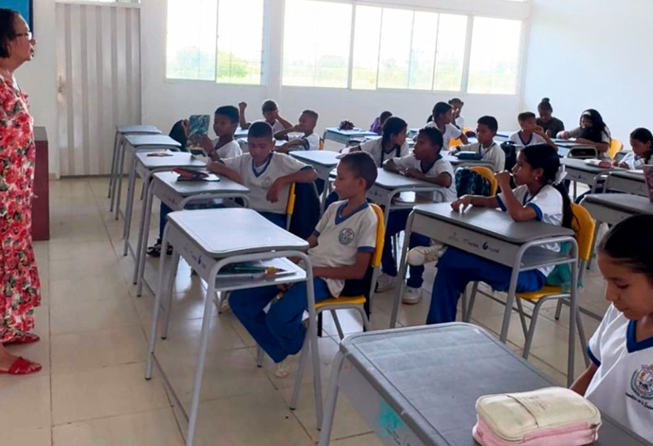 Estudiantes en salón de colegio en Tierralta