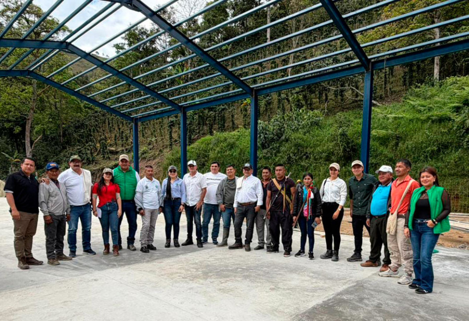 Servidores públicos y comunidad de la vereda revisando el avance de la obra