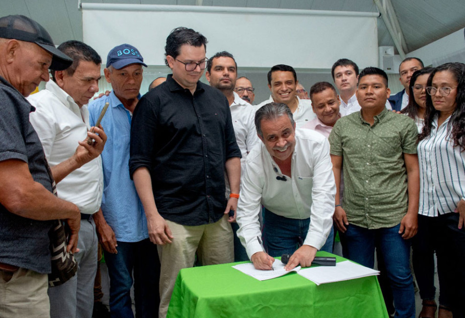 Director de la ART firmando la actualización del PATR del Sur de Córdoba