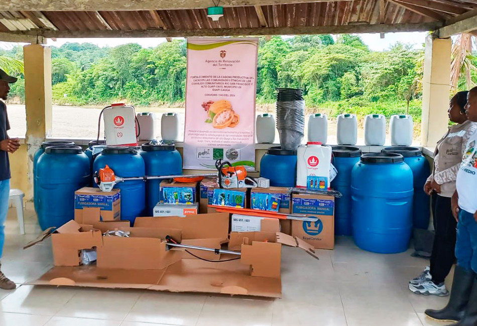 Agricultores de cacao de Guapi recibiendo dotación