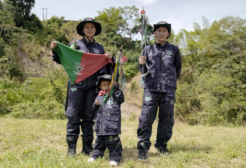 Hombre, mujer y niño de guardia indígena